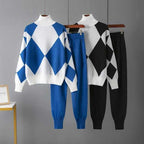 Orlivia | Dzianinowy komplet z golfem i spodniami z geometrycznym wzorem